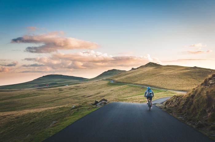 Ciclista numa estrada de montanha