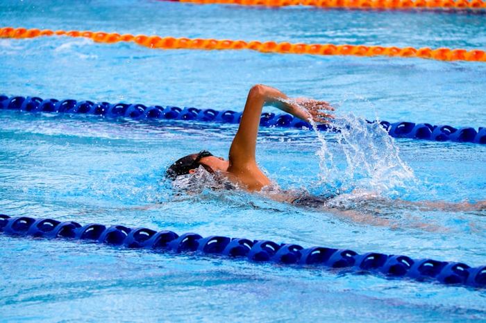 Nadadora em movimento numa piscina